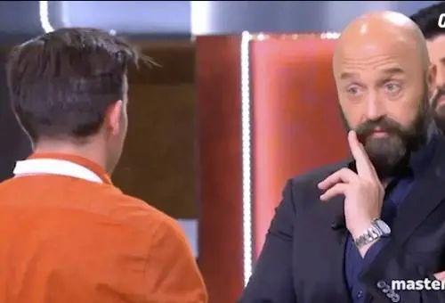 Il concorrente di Masterchef "sfotte" e Bastianich lo asfalta
