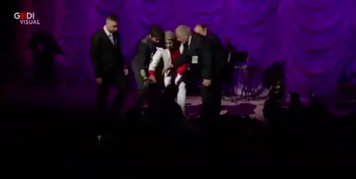 Tensione al concerto di Toto Cutugno: uomo fa irruzione sul palco 