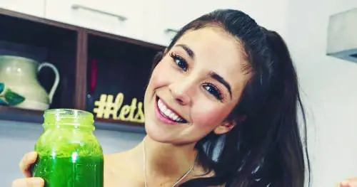 La più famosa Youtuber crudista vegana scoperta a mangiare pesce fritto