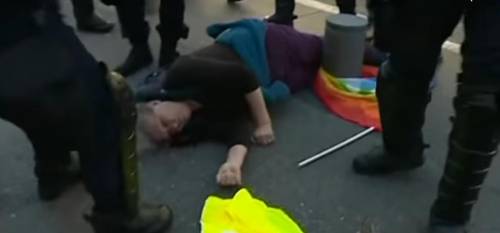 Gilet gialli, la polizia carica i manifestanti, 73enne viene travolta