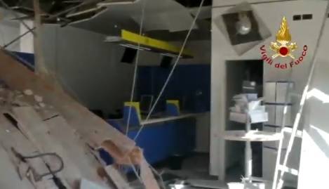 Vicenza, crolla soffitto delle Poste: tutti salvi grazie alla domenica