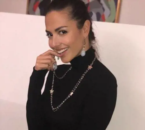 "Voglio annusarti i piedi". Laura Barriales vittima dei feticisti