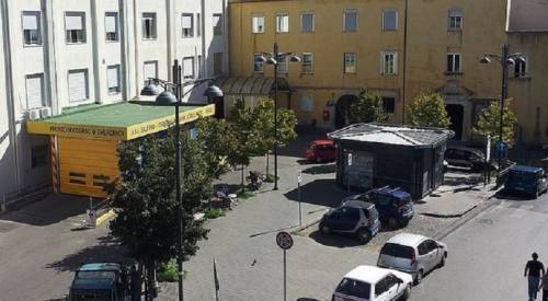 Dramma a Salerno, 73enne muore lanciandosi dal quinto piano dell’ospedale