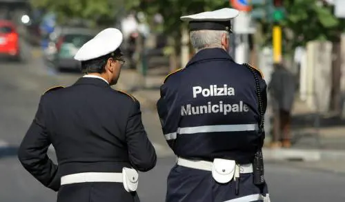 Guida contromano e insulta i vigili che l'avevano fermata. Donna condannata 
