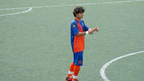 Malore durante la partita: calciatore 22enne muore in campo 