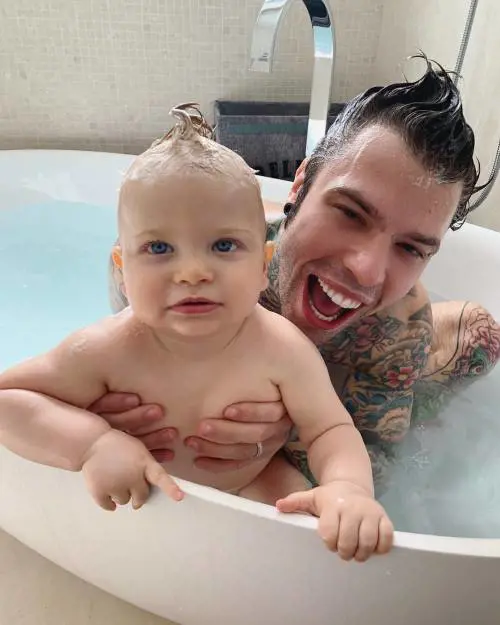 Fedez, il bagnetto nella vasca con Leone fa il pieno di like