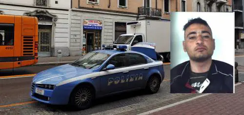 Terrore sull'autobus: clandestino armato di coltello spintona i passeggeri