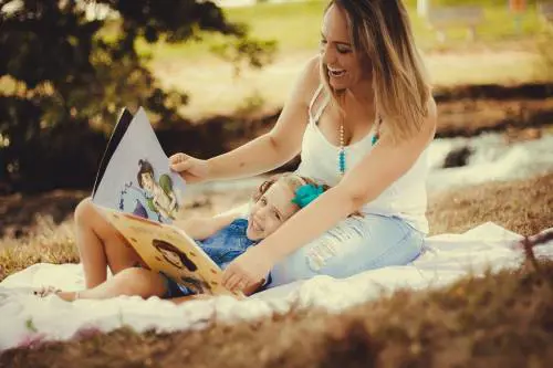 Il vecchio libro di carta meglio dell’e-book, almeno per leggere fiabe