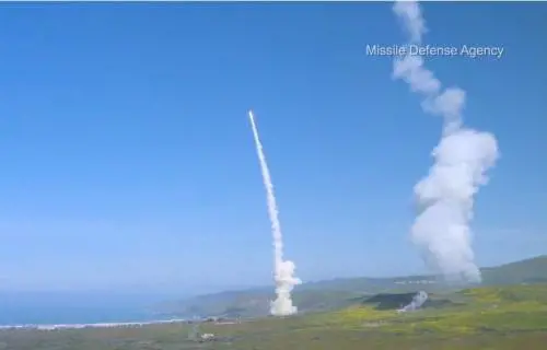Stati Uniti, primo lancio multiplo di intercettori contro un Icbm