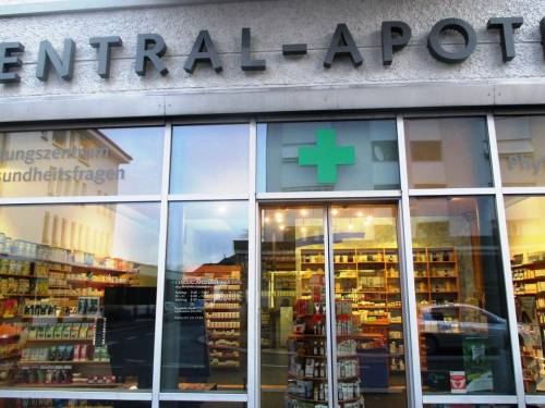 Napoli, rapina a mano armata in farmacia: rubati seimila euro