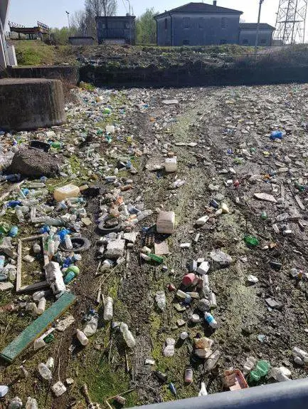 "Il Po già più secco che a Ferragosto". E il letto è un tappeto di plastica