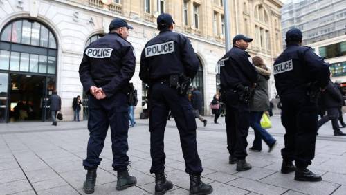Parigi, forza il blocco e si schianta con l'auto contro la moschea