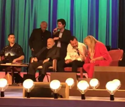 Salvini canta da Costanzo. E il pubblico lo applaude: "Ci vuole coraggio"