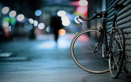 La legge che modifica la circolazione delle bici: targa e assicurazione