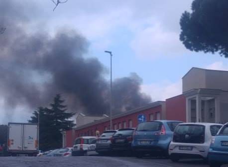 Incendio in un accampamento abusivo a Pietralata. Nube sull’area