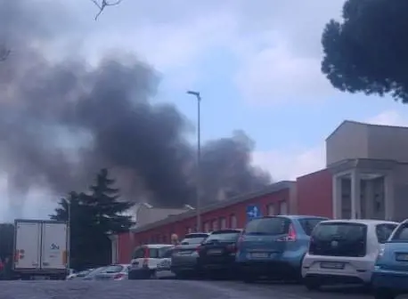Incendio in un accampamento abusivo a Pietralata. Nube sull’area
