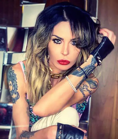 Nina Moric rassicura Fabrizio Corona: "Carlos ti aspetta"