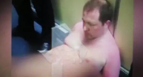 Cerca di salire nudo in aereo: "Così sono più aerodinamico"