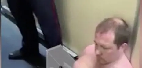 Russia, tenta di prendere un aereo nudo: "Sono più aerodinamico"