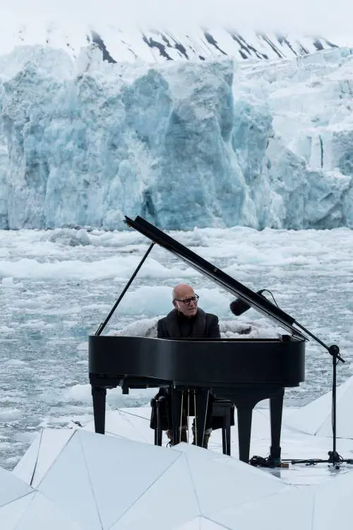 "Con il mio pianoforte accompagno il mondo in un tempo magico"