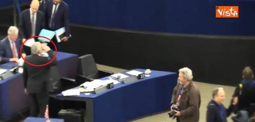  Tajani entra in Aula a Strasburgo e Juncker lo accoglie con saluto militare 