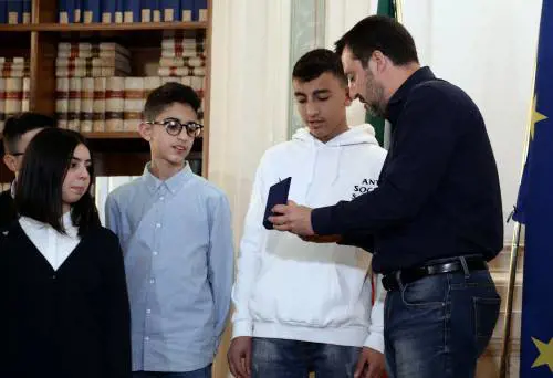 Cittadinanza Ramy e Adam, Salvini incontra i ragazzi e prende un gelato con loro