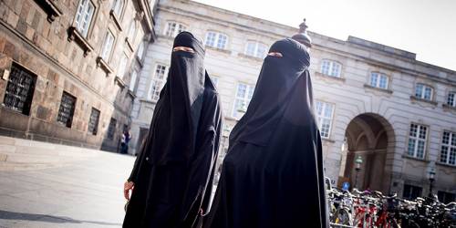 Friuli, stop a burqa, niqab e caschi negli uffici pubblici e ospedali