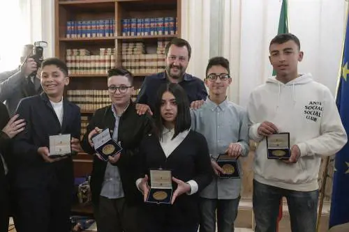 Il ministro degli interni incontra i 5 studenti e i 12 carabinieri coinvolti nel dirottamento dello scuolabus