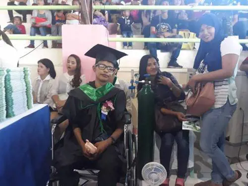 Si laurea a 25 anni attaccato all'ossigeno: muore poco dopo