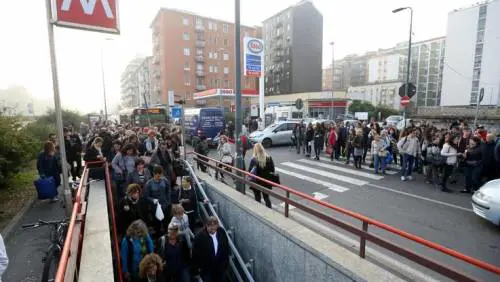Altra brusca frenata in metrò: treno sequestrato