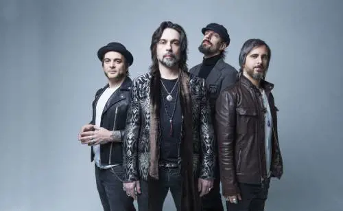 "Le Vibrazioni riportano il vento del rock in questa estate strana"