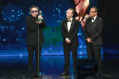Nessuno si alza, Conti chiede la standing ovation per Benigni