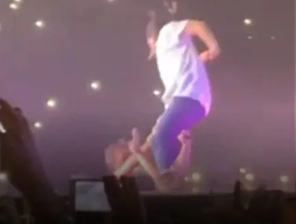 Tommaso Paradiso cade sul palco durante il primo concerto del tour dei Thegiornalisti