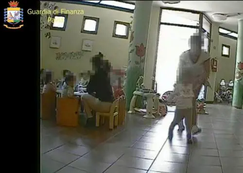 Maestra d'asilo maltrattava i bambini: le immagini delle fiamme gialle