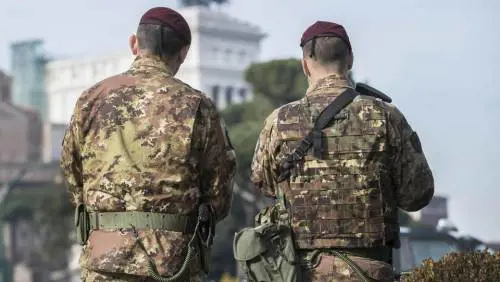 La Camera approva la mini naja: sei mesi in caserma e studio per i ragazzi