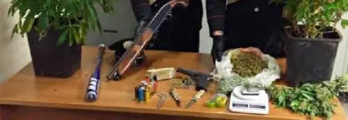 È accusato di violenza sessuale. I carabinieri gli trovano un arsenale in casa