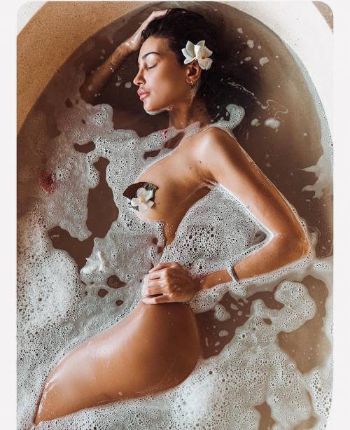 Cristina Buccino senza veli su Instagram nella vasca da bagno