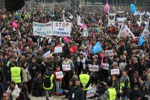 Bando che esclude i pro-life? La Zona del Pd fa retromarcia