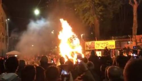 Brescia, al "rogo della vecchia" ​bruciato il fantoccio di Salvini