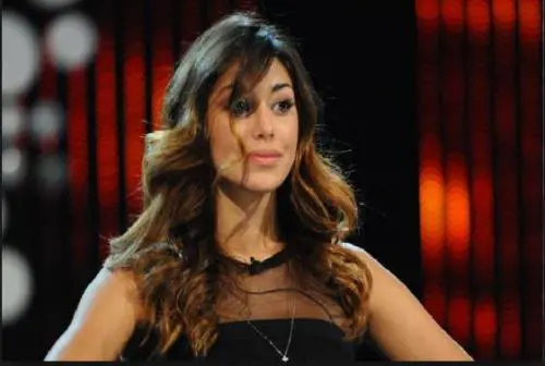 Belen fa una sorpresa a De Martino: porta il figlio a Made in Sud