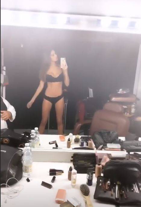 Belen Rodriguez in lingerie nei camerini di Colorado