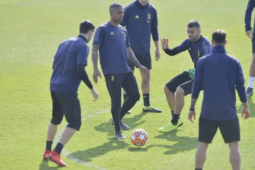 Juve, il Psg vuole Douglas Costa