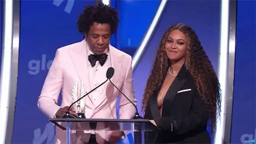 Beyoncé in smoking presa di mira dagli haters: "Sei una cicciona"