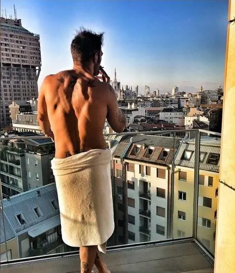 Francesco Arca hot su Instagram. E Laura Chiatti apprezza...
