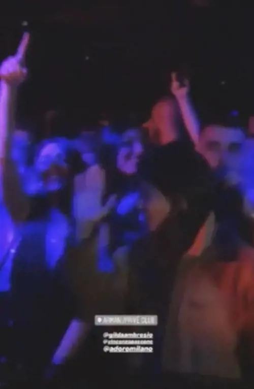 Belen e Gilda si contendono De Martino al party. Una balla e l'altra canta