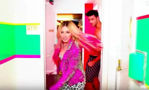 Kevin Sampaio di Ballando con le Stelle bacia Madonna nel video della hit "Bitch I'm Madonna"