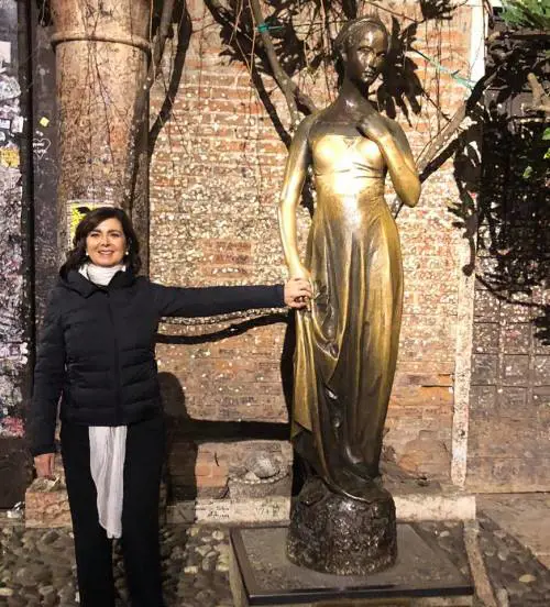 ​Congresso delle famiglie, femministe in piazza: foto della Boldrini col simbolo del Medioevo