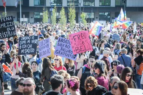 Tra femministe e Forza Nuova ​a Verona è il giorno dei cortei