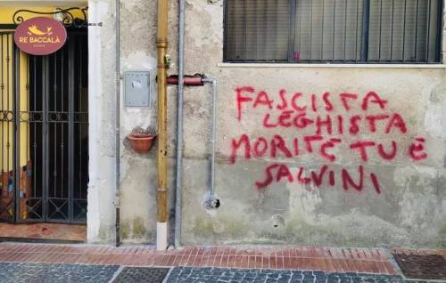Salerno, scritte contro candidato leghista: "Morite tu e Salvini"