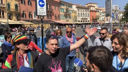 Verona, tensione al Congresso delle famiglie: "Voi rovinate il cervello ai bimbi", "Allora dovete uccidere i gay"